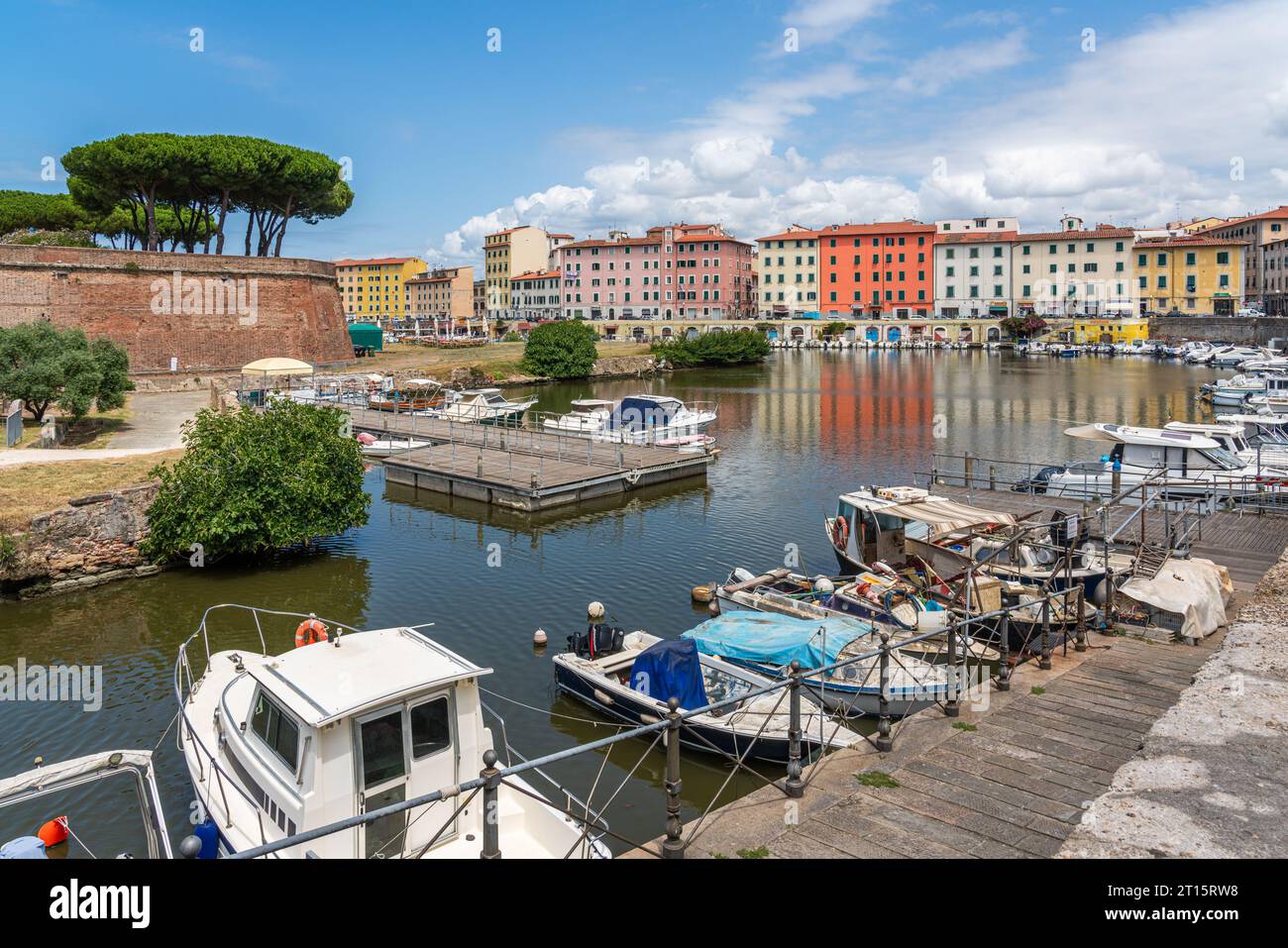 Vista panoramica nella splendida città di Livorno nei pressi della Fortezza nuova, in una mattinata d'estate. Toscana, Italia. Foto Stock