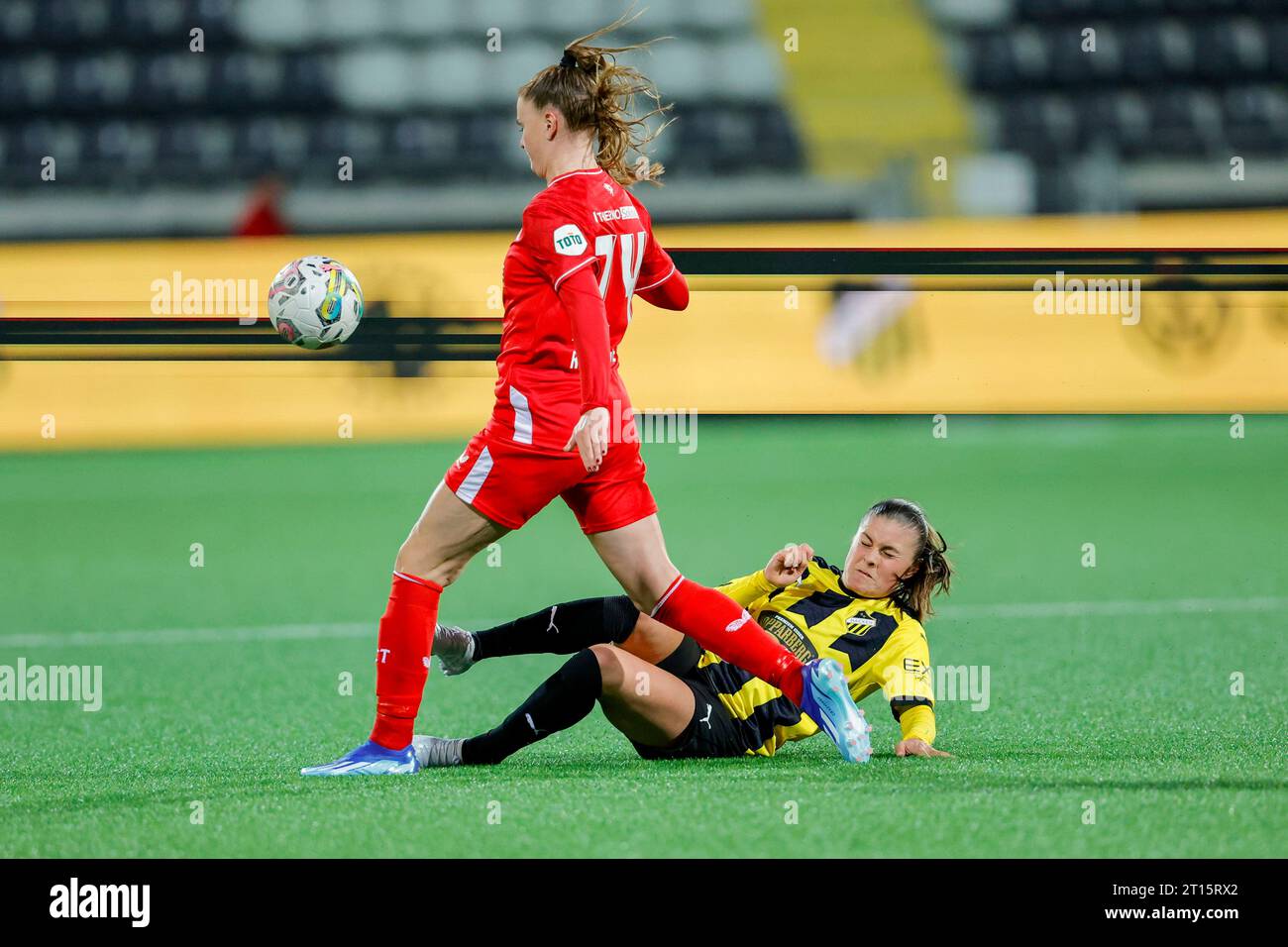 Hanna Wijk di Twente Liz Rijsbergen och Häcken durante la partita di qualificazione UEFA Women's Champions League (2° turno, 1° tappa) tra BK Hacken e FC Twente all'Hisingen Arena di Gothenburg, Svezia, l'11 ottobre 2023. Foto: Adam Ihse / TT / code 9200 Foto Stock