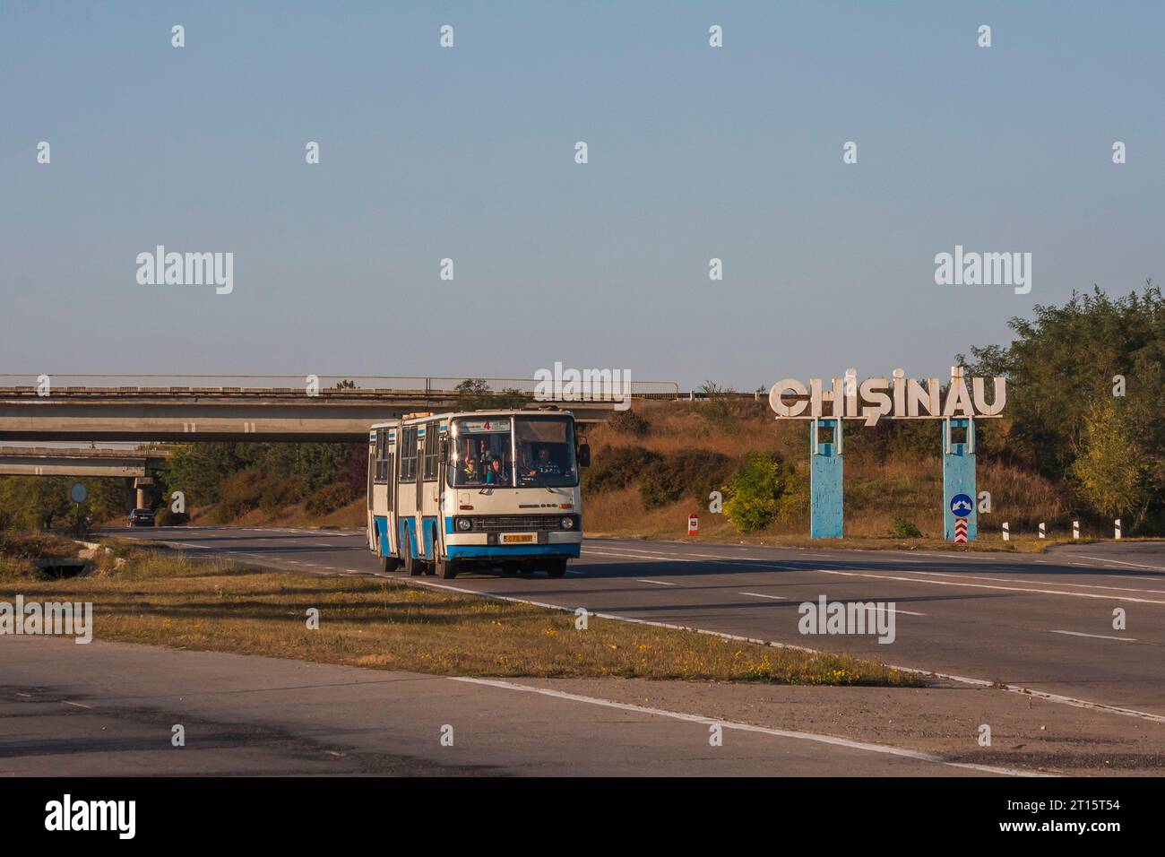 29.09.2017. Moldavia, autostrada M3. Ikarus 280 da PUA ha appena lasciato Chisinau in direzione di Bacioi. Foto Stock