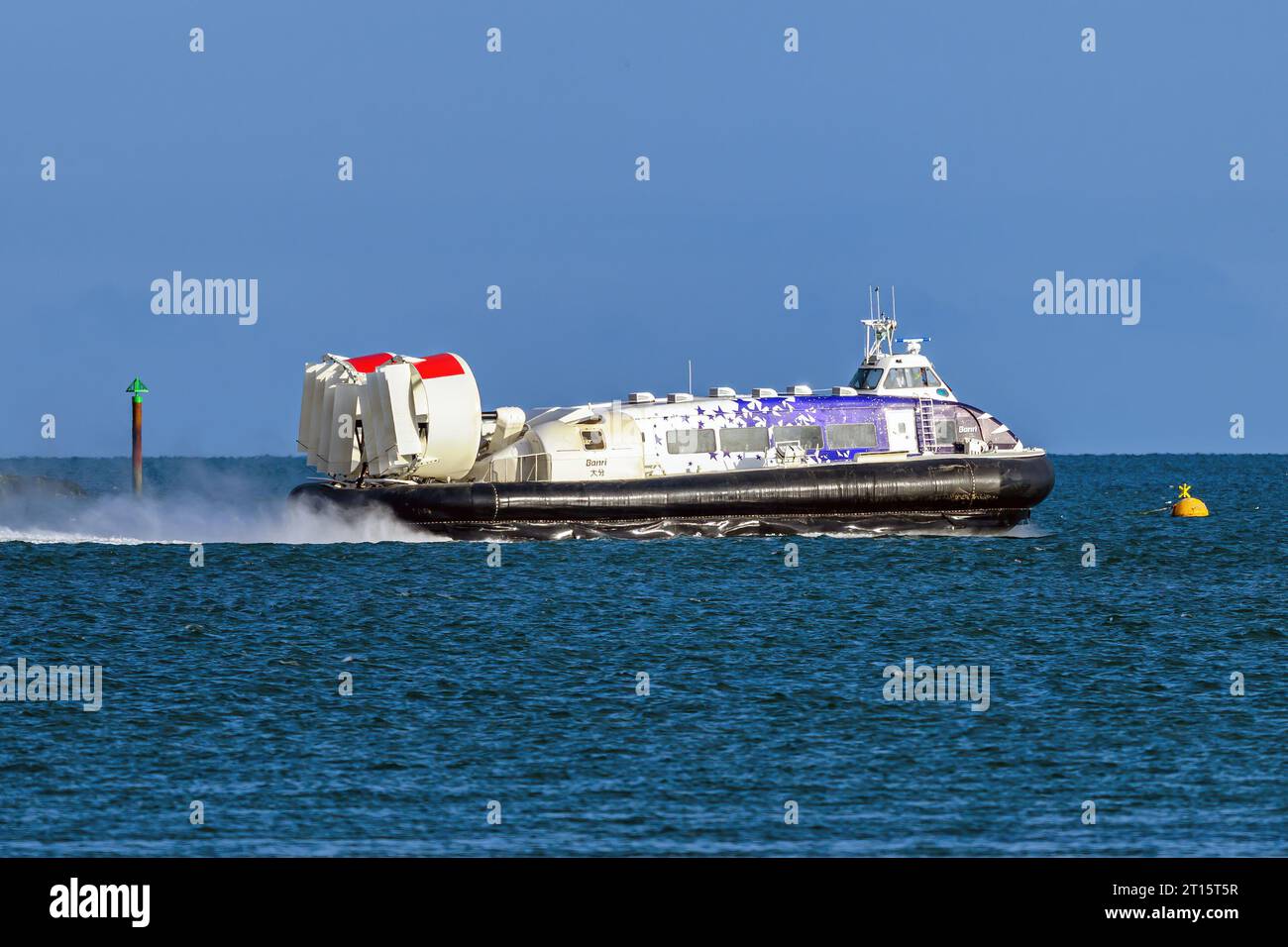 L'hovercraft Banri gestisce un servizio passeggeri sul servizio rilanciato della Prefettura di Oita tra l'aeroporto di Oita e il centro città, in Giappone. Foto Stock