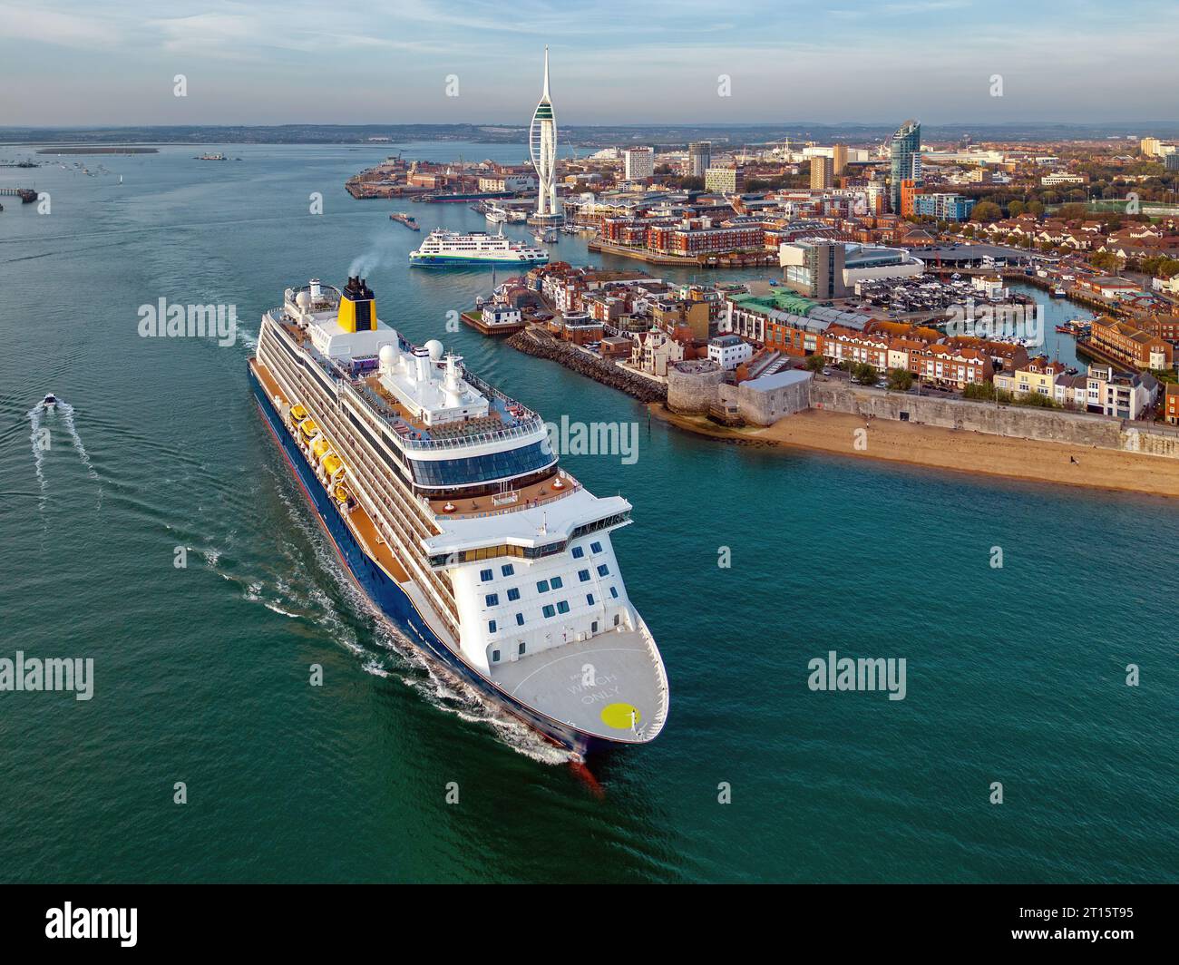 Vedute aeree della nave da crociera Spirit of Adventure di Saga Cruises con partenza dal porto di Portsmouth. Foto Stock