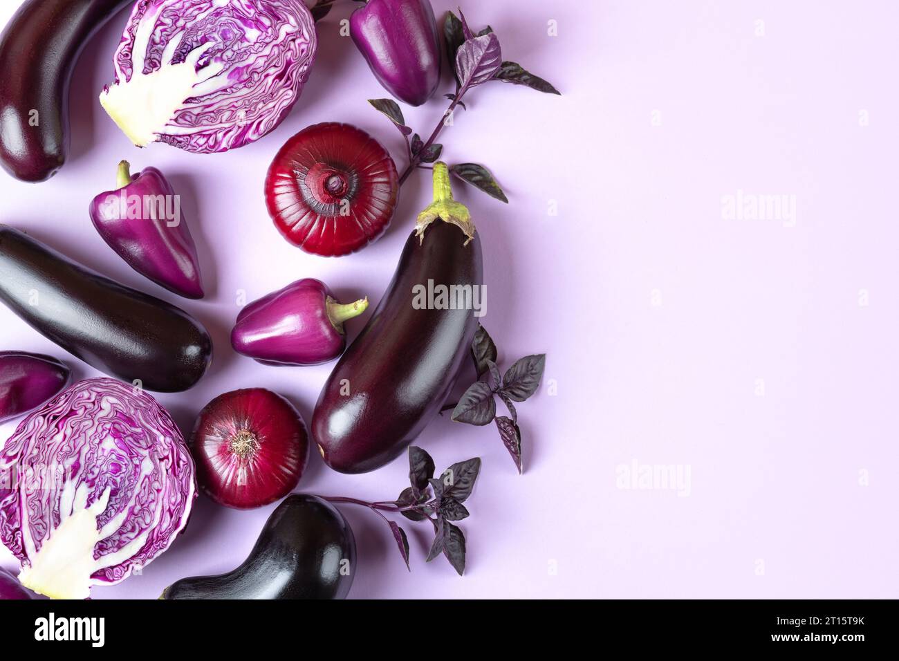 Composizione di verdure fresche melanzane, cavolo, pepe, cipolla e foglie di basilico su sfondo lilla pastello di lavanda. Concetto di cibo creativo. Piatto Foto Stock