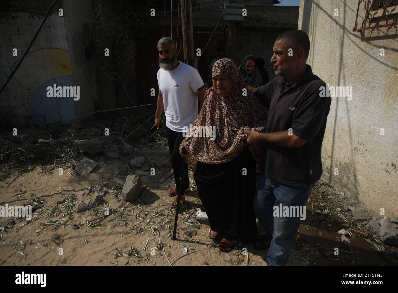 Rafah, Gaza. 11 ottobre 2023. Una famiglia palestinese fugge dopo un bombardamento israeliano a Rafah nella Striscia di Gaza meridionale, mercoledì 11 ottobre 2023. I funzionari di Gaza hanno riferito che più di 1055 persone sono state uccise mentre Israele attaccava il territorio con attacchi aerei. Foto di Ismael Mohamad/UPI. Crediti: UPI/Alamy Live News Foto Stock