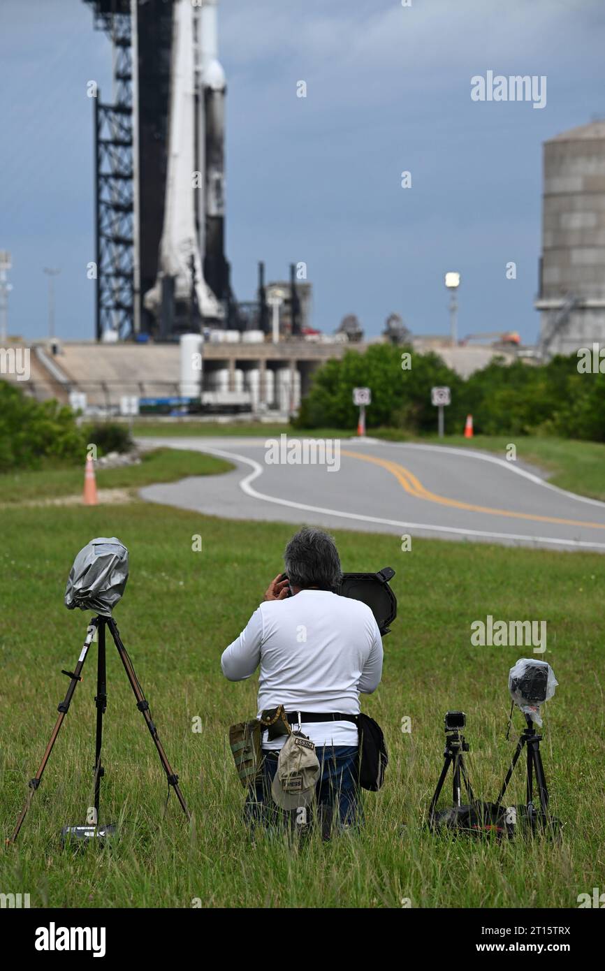 Un fotografo dei media prepara le sue telecamere remote mentre il razzo SpaceX Falcon Heavy è pronto a lanciare il satellite PSICHICO della NASA dal complesso 39A al Kennedy Space Center, Florida, mercoledì 11 ottobre 2023. Il satellite PSYCHE esplorerà l'asteroide ricco di metalli con lo stesso nome dopo un viaggio di quasi sei anni. Foto di Joe Marino/UPI Credit: UPI/Alamy Live News Foto Stock