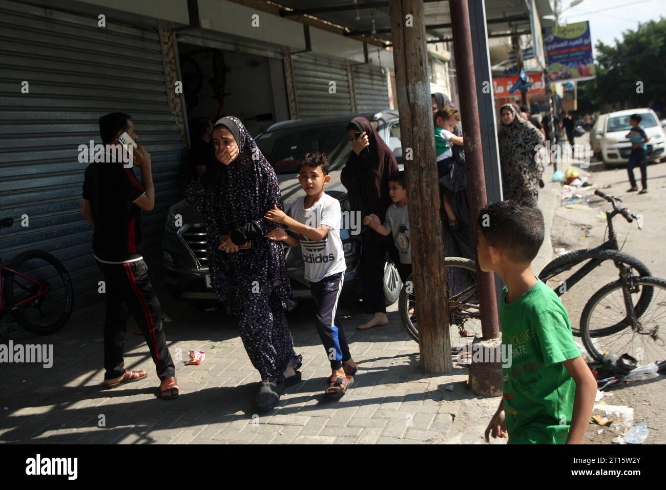 Rafah, Gaza. 11 ottobre 2023. Una famiglia palestinese fugge dopo un bombardamento israeliano a Rafah nella Striscia di Gaza meridionale, mercoledì 11 ottobre 2023. I funzionari di Gaza hanno riferito che più di 1055 persone sono state uccise mentre Israele attaccava il territorio con attacchi aerei. Foto di Ismael Mohamad/UPI. Crediti: UPI/Alamy Live News Foto Stock