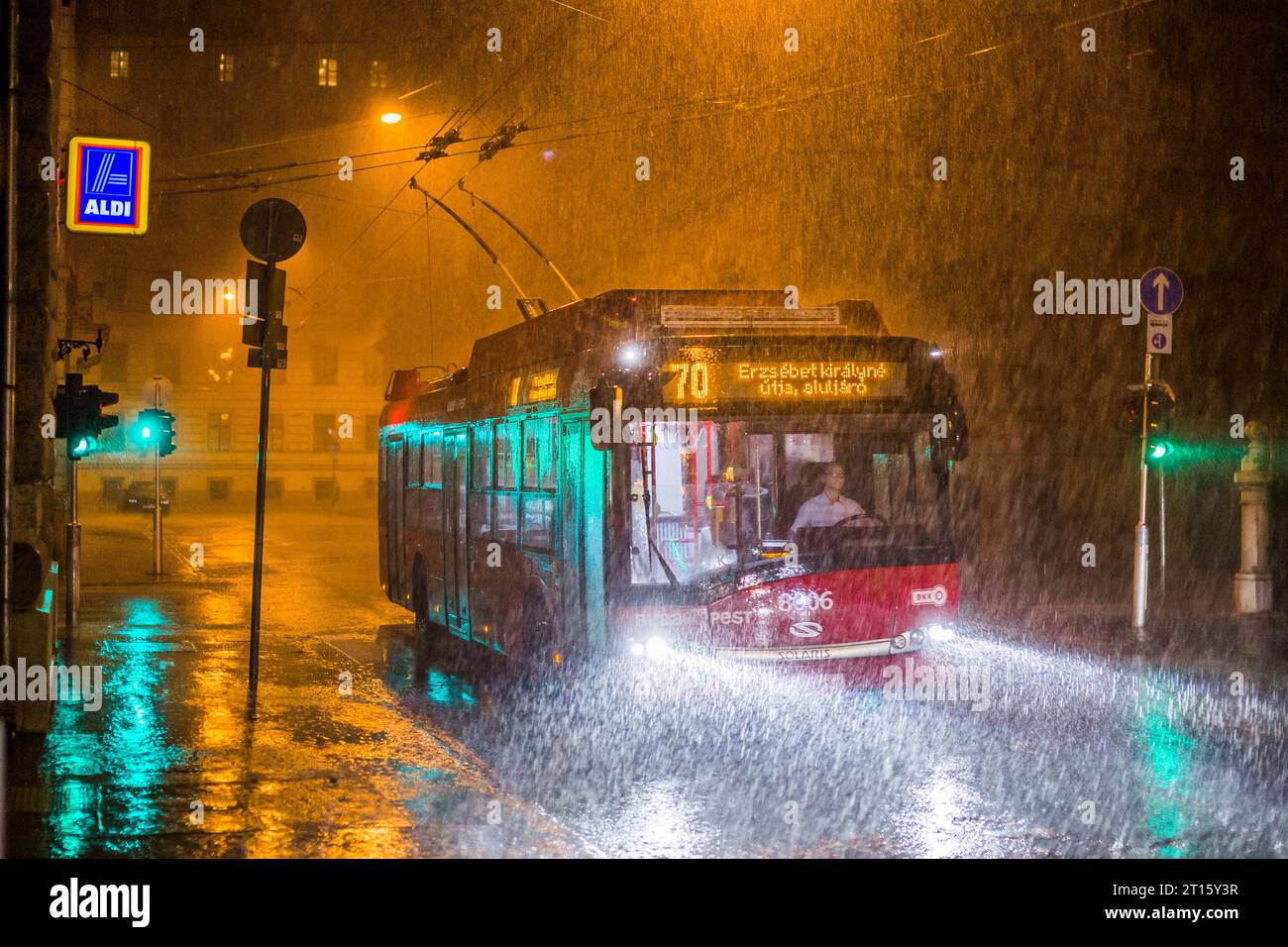 1.09.2018. Ungheria, Budapest. Solaris Trollino 12 in caso di pioggia battente di notte. Foto Stock