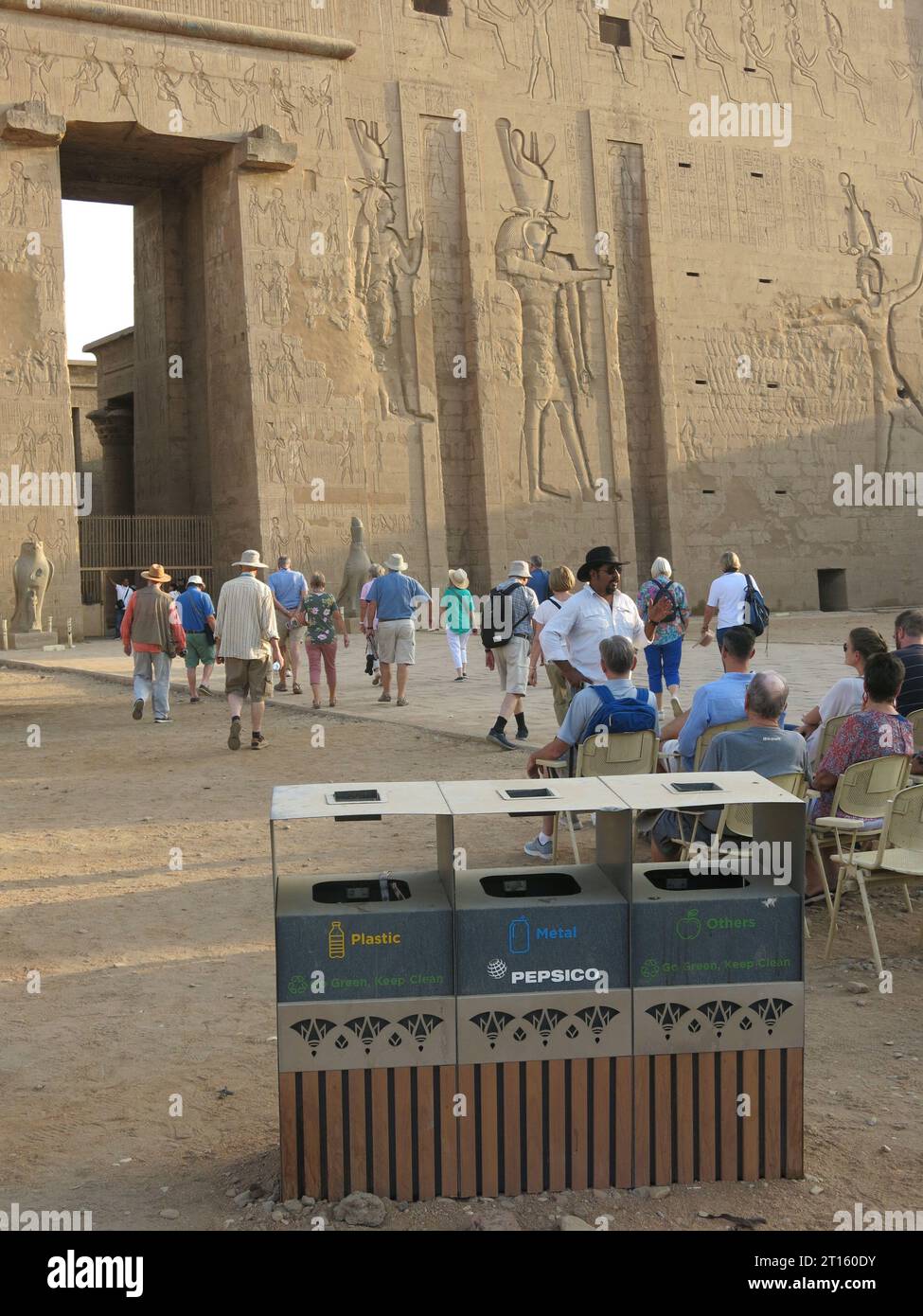 I turisti sono incoraggiati a riciclare i loro rifiuti anche nei siti turistici più antichi; una fila di cestini per rifiuti al Tempio di Edfu in Egitto. Foto Stock