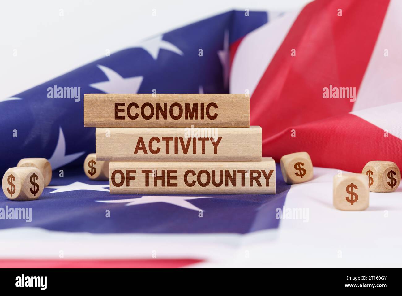 Economia e finanza. Sulla bandiera degli Stati Uniti giacciono dei cubi con il simbolo del dollaro e dei dadi di legno con l'iscrizione - attivit economica Foto Stock