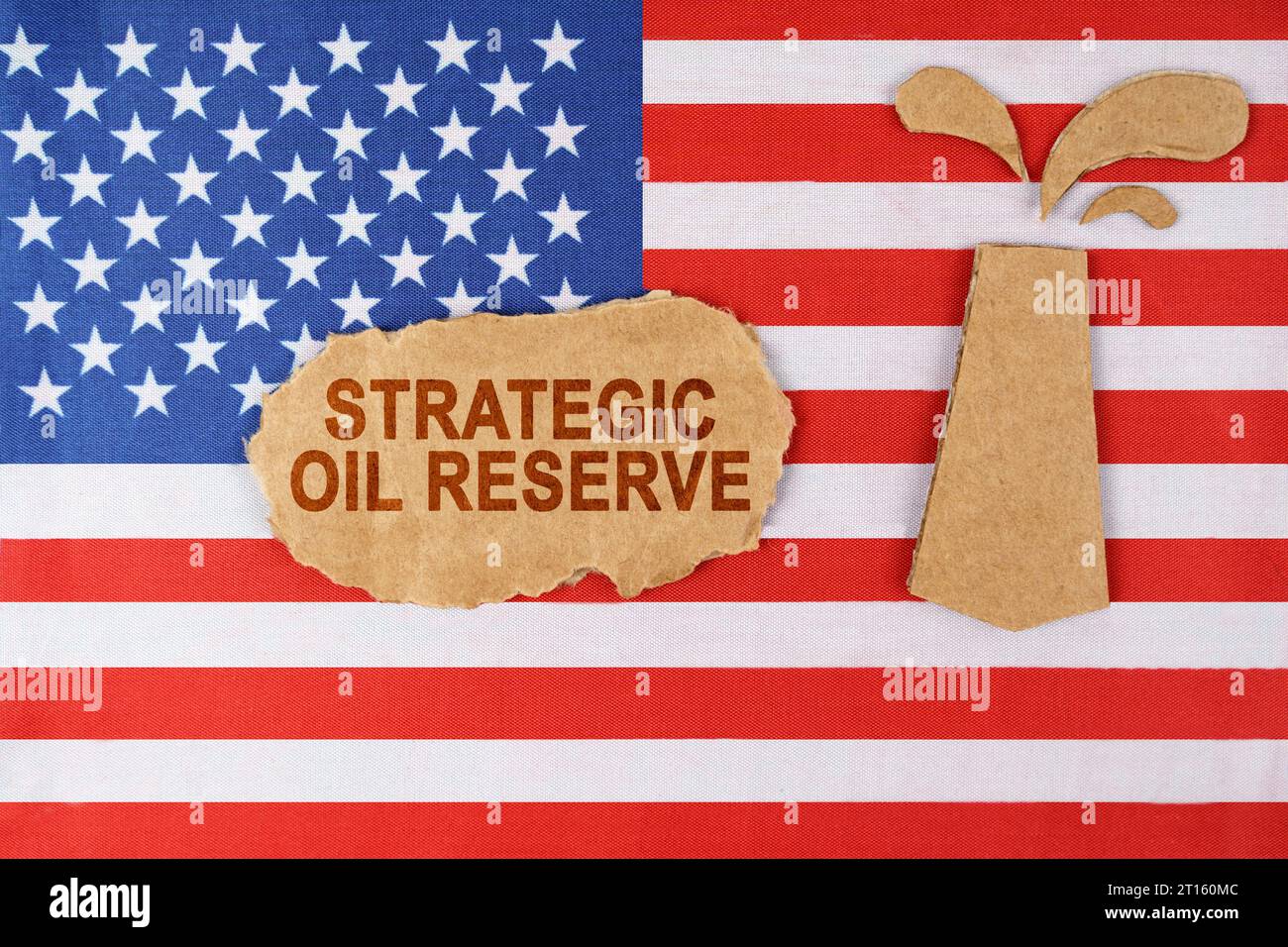 Sulla bandiera degli Stati Uniti c'è una piattaforma petrolifera tagliata in cartone e un cartello con l'iscrizione "Strategic Oil Reserve". Foto Stock