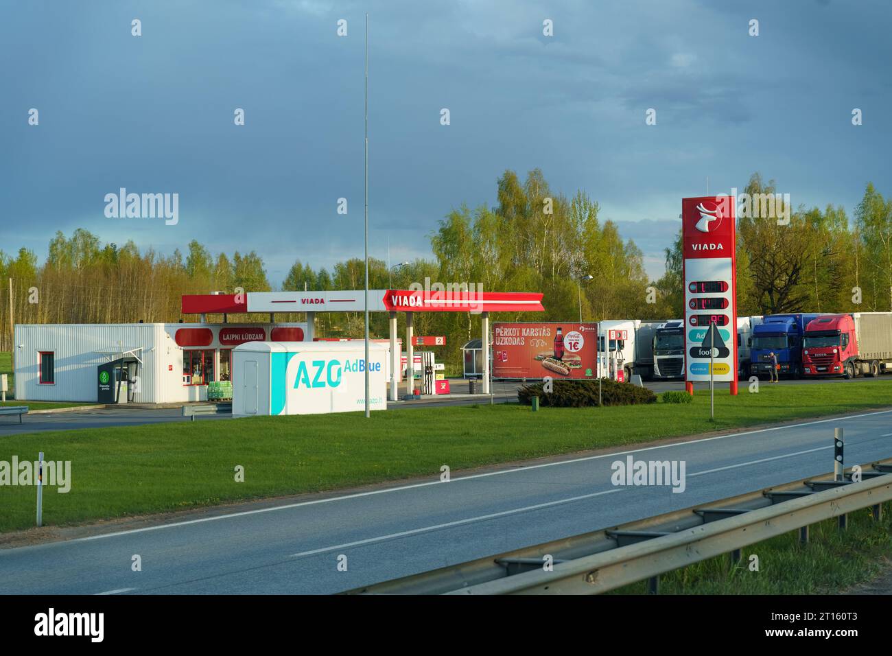 Vilnius, Lituania - 3 maggio 2023: Distributore di benzina Viada vicino all'autostrada. Foto Stock