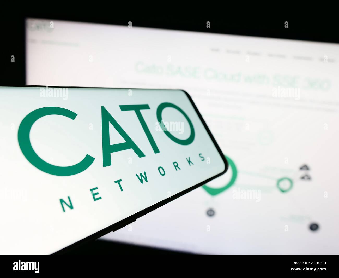 Smartphone con logo della società israeliana di sicurezza di rete Cato Networks Ltd. Davanti al sito Web aziendale. Mettere a fuoco il display centrale sinistro del telefono. Foto Stock