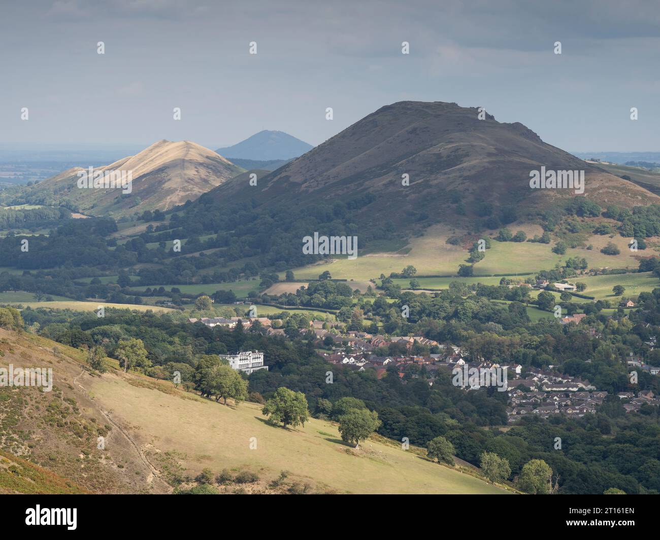 Church Stretton e le Shropshire Hills viste dall'alto Little Stretton e Ashes Hollow, Shropshire, Inghilterra. Foto Stock