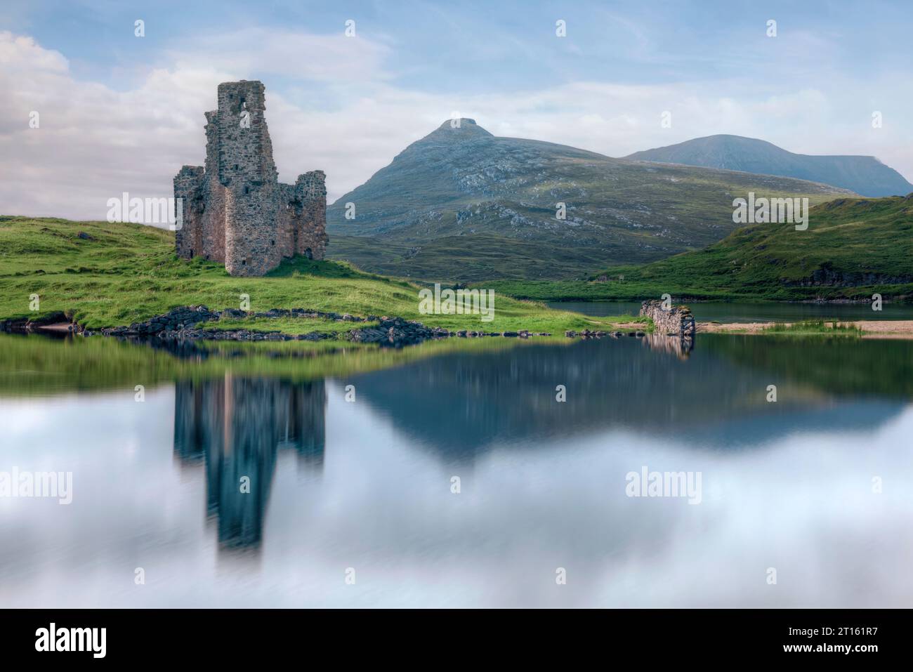 Le rovine del castello di Ardvreck e della casa di calma sulle rive del Loch Assynt a Sutherland, in Scozia. Foto Stock