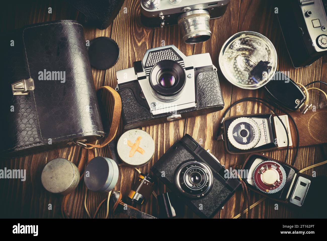 Vecchie fotocamere sovietiche russe d'epoca, flash ed esposimetri Foto Stock