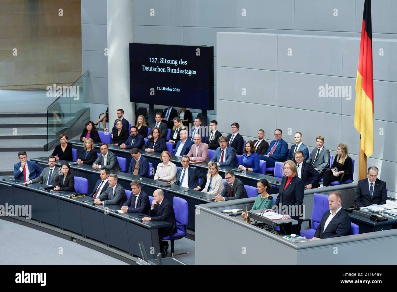 Schweigeminute des Deutschen Bundestag Schweigeminute des Deutschen Bundestages und einleitenden Worten der Präsidentin des Deutschen Bundestages, Bärbel Bas, gemeinsam mit dem Botschafter des Staates Israel in Deutschland, Ron Prosor Berlin Berlin GER *** minuto di silenzio del Bundestag tedesco minuto di silenzio del Bundestag tedesco e parole introduttive del presidente del Bundestag tedesco, Bärbel Bas, insieme all'ambasciatore dello Stato di Israele in Germania, Ron Prosor Berlin GER credito: Imago/Alamy Live News Foto Stock