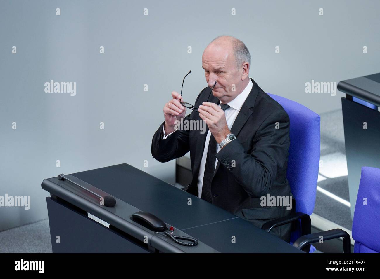 Schweigeminute des Deutschen Bundestag, Ministerpräsident Dietmar Woidke Schweigeminute des Deutschen Bundestages und einleitenden Worten der Präsidentin des Deutschen Bundestages, Bärbel Bas, gemeinsam mit dem Botschafter des Staates Israel in Deutschland, Ministerpräsident Dietmar Woidke, Brandenburg Berlino Berlino GER *** minuto di silenzio del Bundestag tedesco, ministro Presidente Dietmar Woidke minuto di silenzio del Bundestag tedesco e parole introduttive del presidente del Bundestag tedesco, Bärbel Bas, insieme all'ambasciatore dello Stato di Israele in Germania, il ministro presi Foto Stock