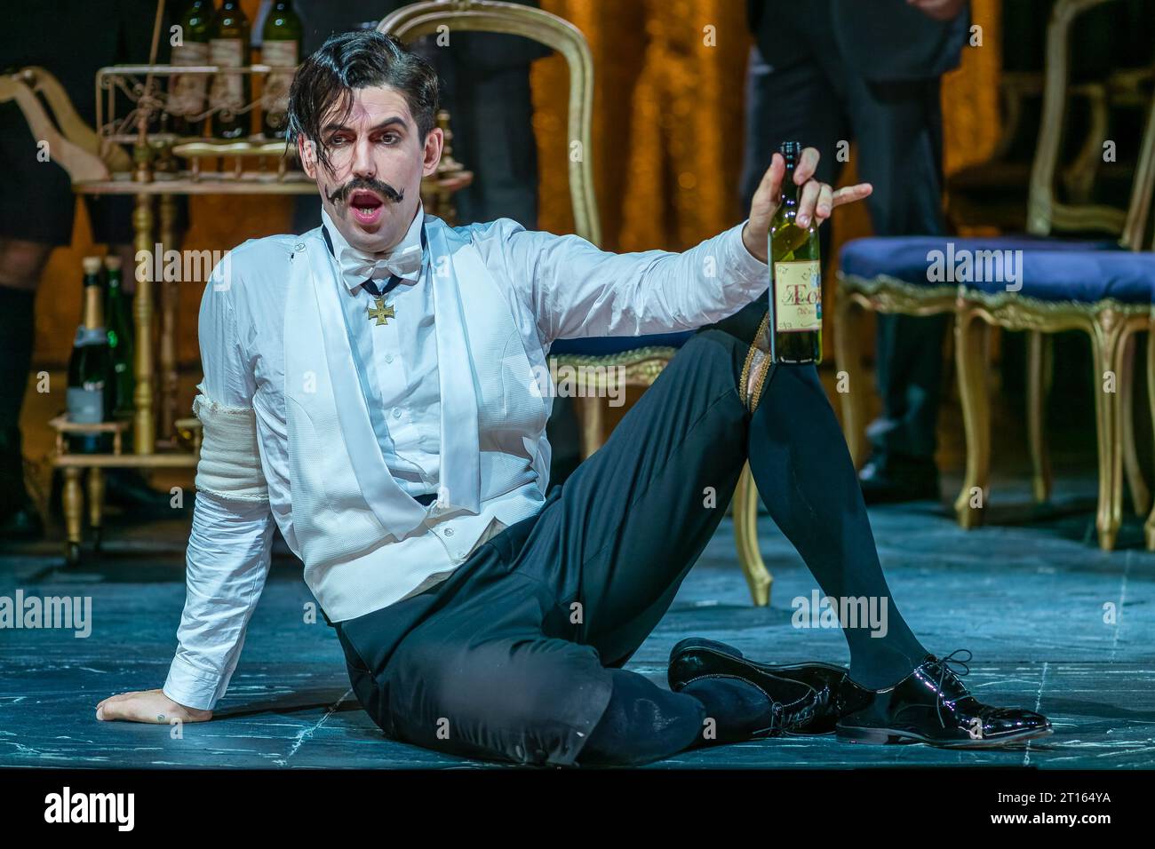 Cottbus, Germania. 10 ottobre 2023. Philipp Mayer nel ruolo del barone Ochs auf Lerchenau siede sul palco ad una prova fotografica per l'opera 'Der Rosenkavalier' nella grande Casa del Cottbus State Theater. La commedia per la musica di Richard Strauss e il libretto di Hugo von Hofmannsthal è sotto la direzione musicale del direttore musicale generale Alexander Merzyn e sarà presentata in anteprima il 14 ottobre 2023. Tomo Sugao ha diretto, Frank Philipp Schlößmann ha progettato il palcoscenico, Judith Adam ha disegnato i costumi e Diego Leetz ha messo le luci. Crediti: Frank Hammerschmidt/dpa/Alamy Live News Foto Stock