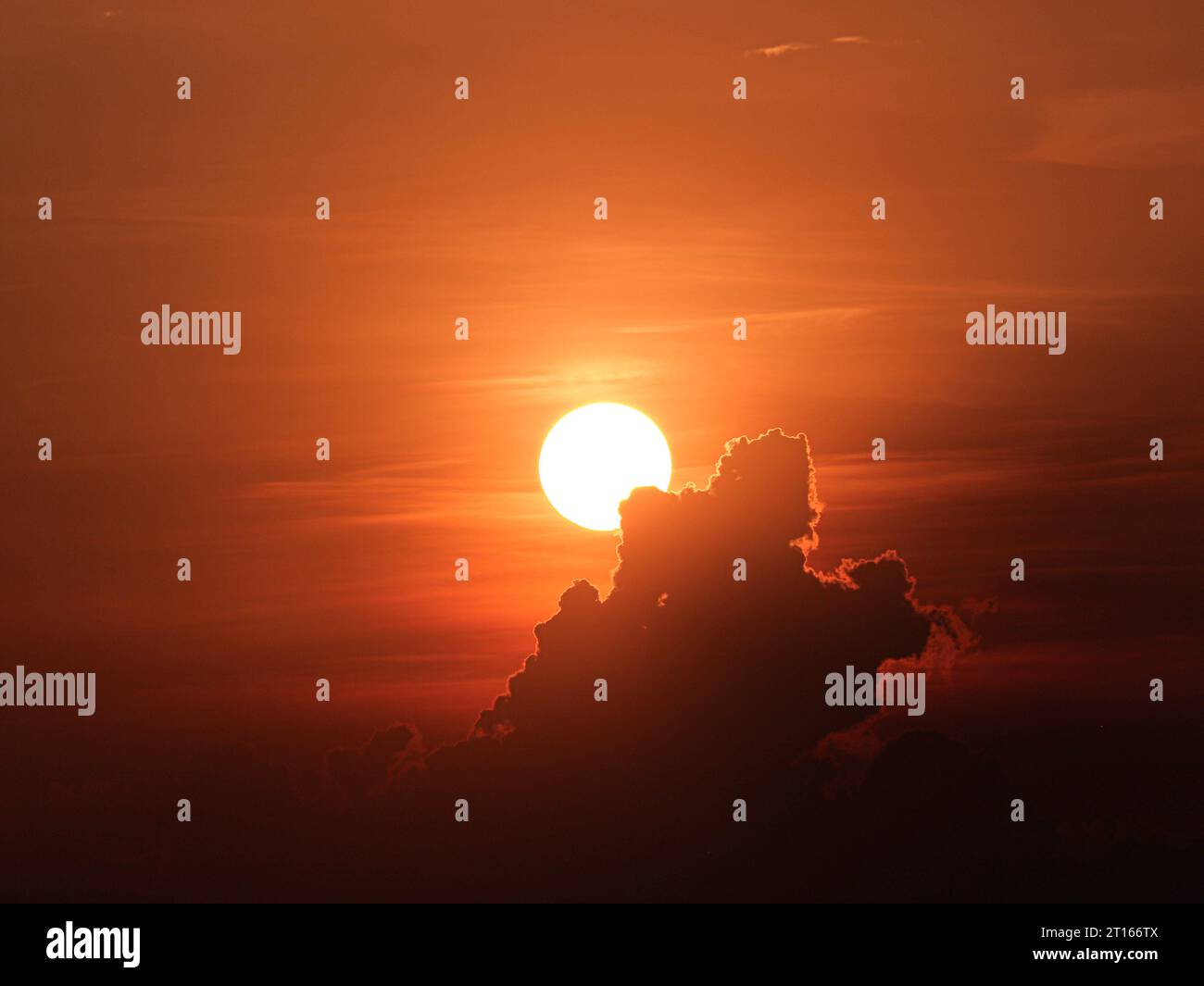 Tramonto perfetto e cielo dorato in Indonesia Foto Stock