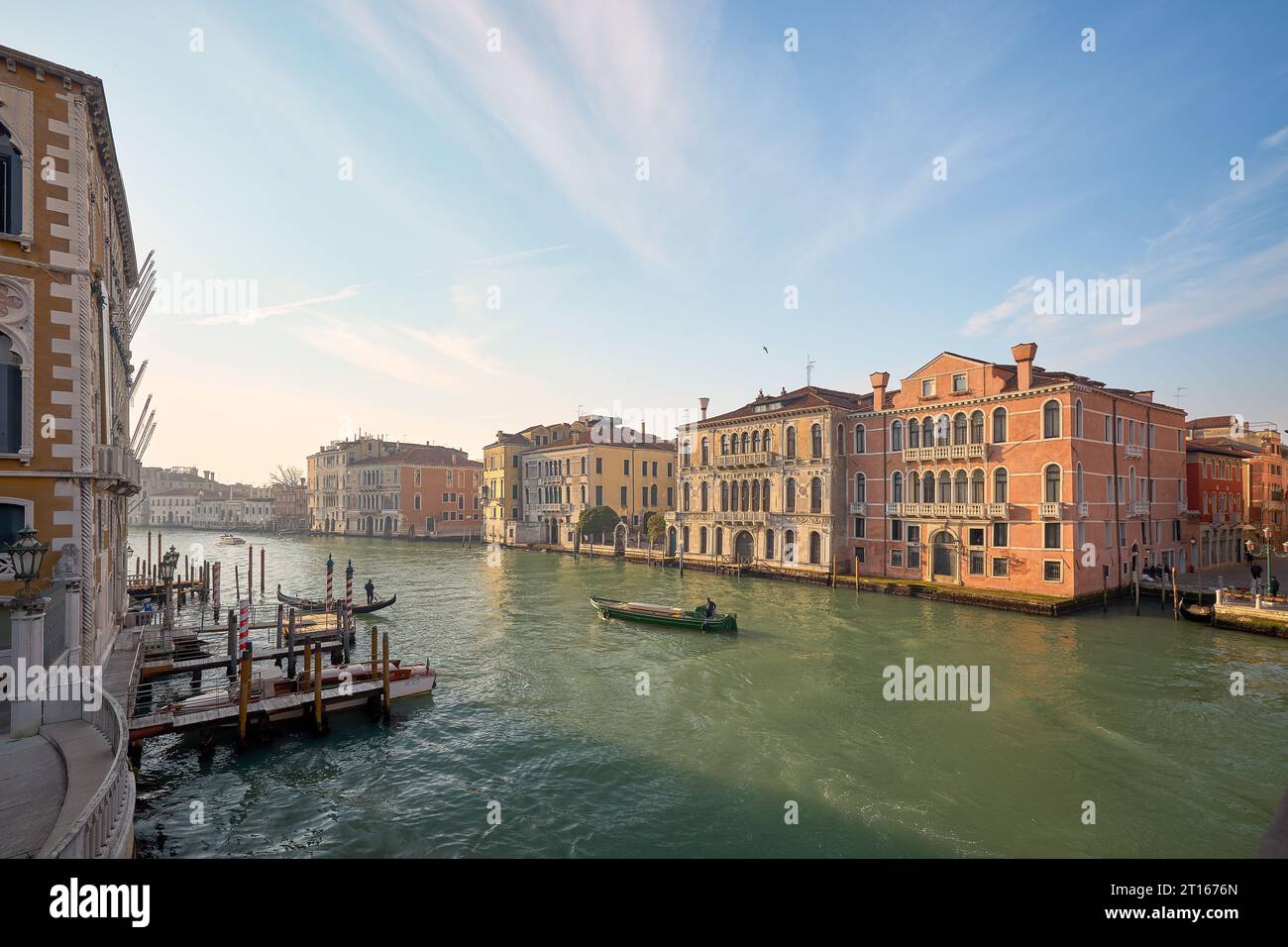 Una foto che mostra la città galleggiante al suo meglio mentre il sole sorge sui canali. Foto Stock