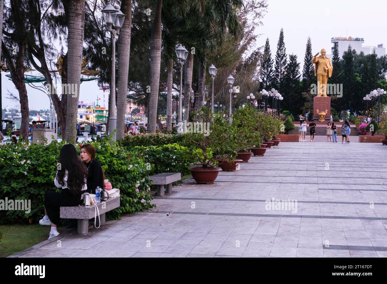 CAN Tho, Vietnam. Parco cittadino con statua di ho chi Minh. Foto Stock