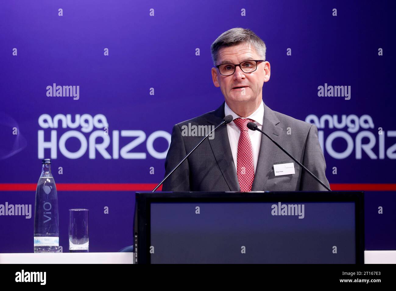 Manager Oliver Frese, Geschäftsführer der Koelnmesse GmbH, bei Seiner Keynote auf der Anuga Horizon, dem Kongress zur Lebensmittelmesse Anuga, der weltweit führenden Ernährungsmesse in der Koelnmesse. Köln, 09.10.2023 NRW Deutschland *** Manager Oliver Frese, Vice Presidente Esecutivo di Koelnmesse GmbH, durante il suo discorso di apertura ad Anuga Horizon, il congresso per la fiera alimentare Anuga, la fiera alimentare leader a livello mondiale a Koelnmesse Colonia, 09 10 2023 NRW Germania Copyright: XChristophxHardtx Credit: Imago/Alamy Live News Foto Stock