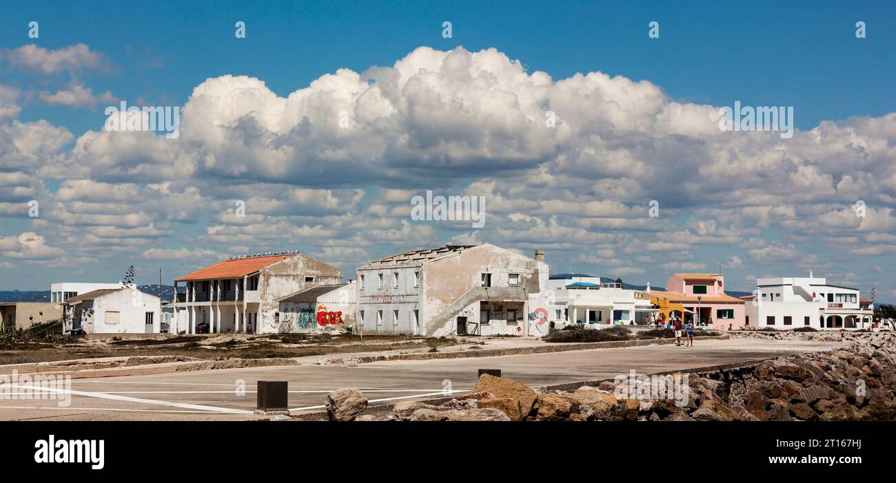 Isola di Culatra, villaggio di Farol, Olhao, Algarve, Portogallo. Panorama Foto Stock