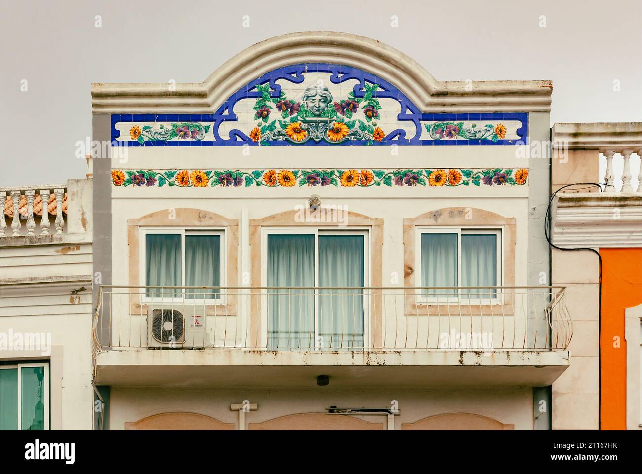 Balcone, architettura tradizionale di Loule, Algarve, Portogallo Foto Stock