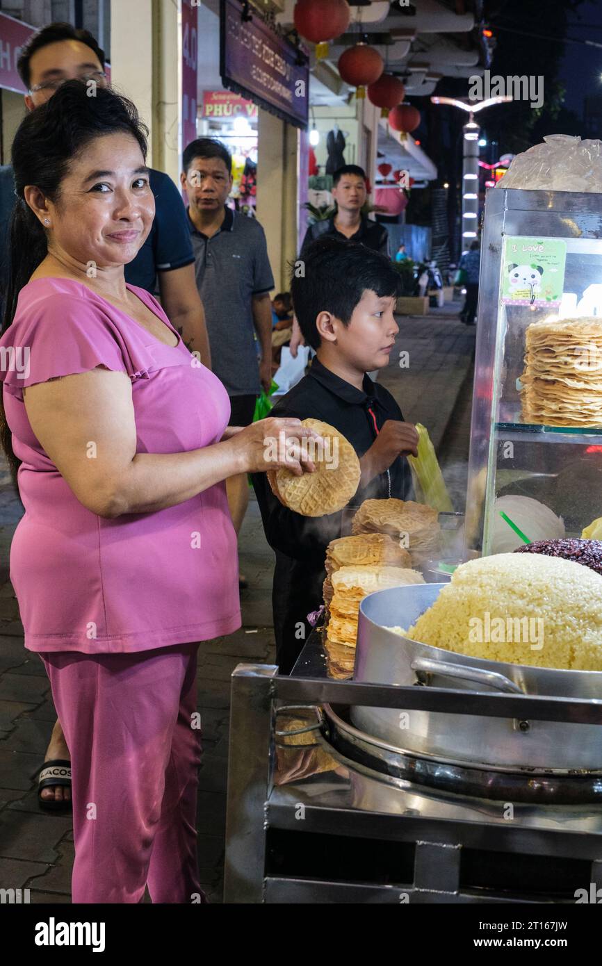 CAN Tho, Vietnam. Fornitore di cibo di strada notturno. Foto Stock