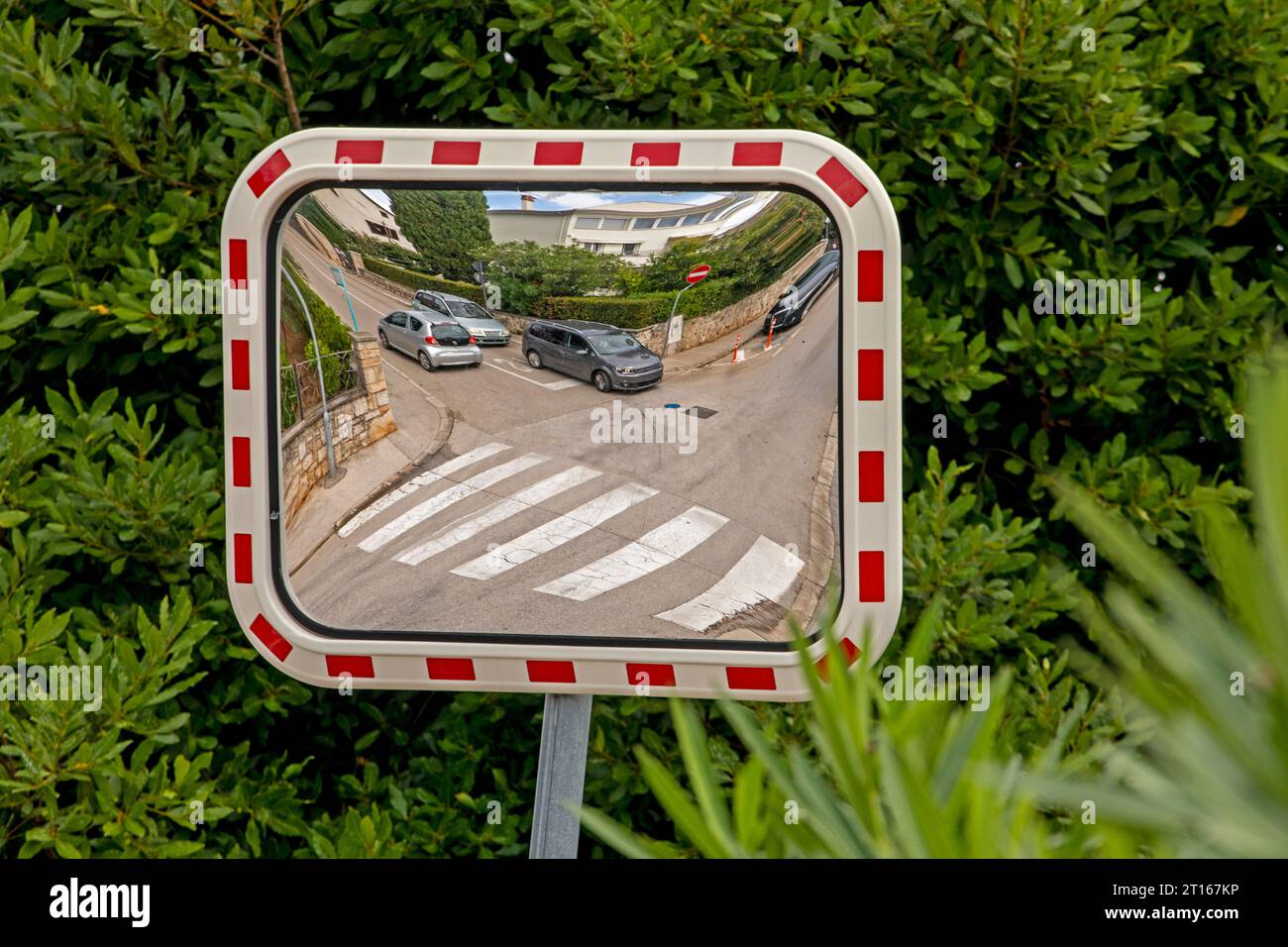 specchio ausiliario per la circolazione su strada sulla strada durante curve strette per le vetture Foto Stock