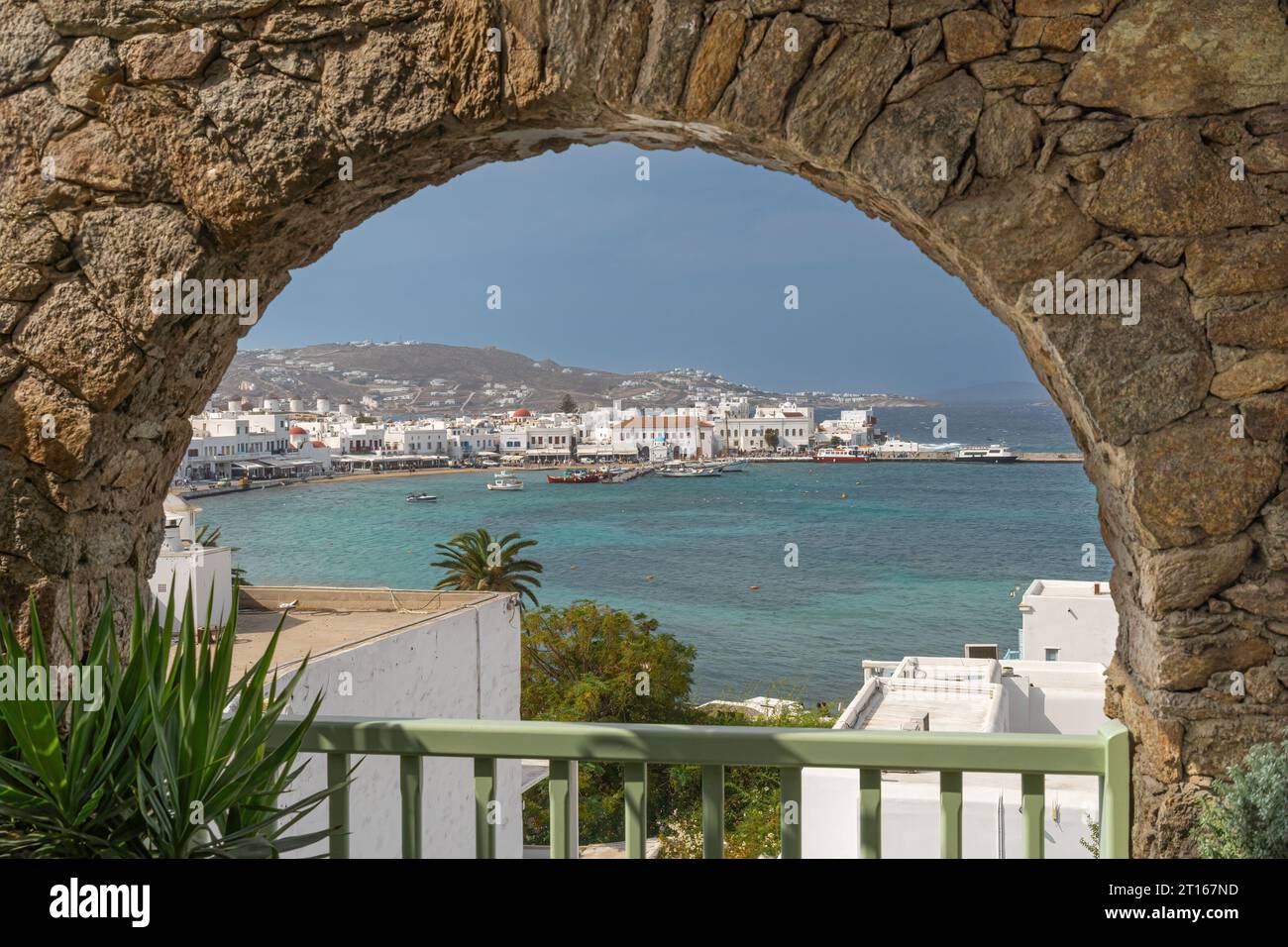 Guardando attraverso la Baia della città di Mykonos da un hotel sull'isola di Mykonos, una delle isole Cicladi in Grecia Foto Stock