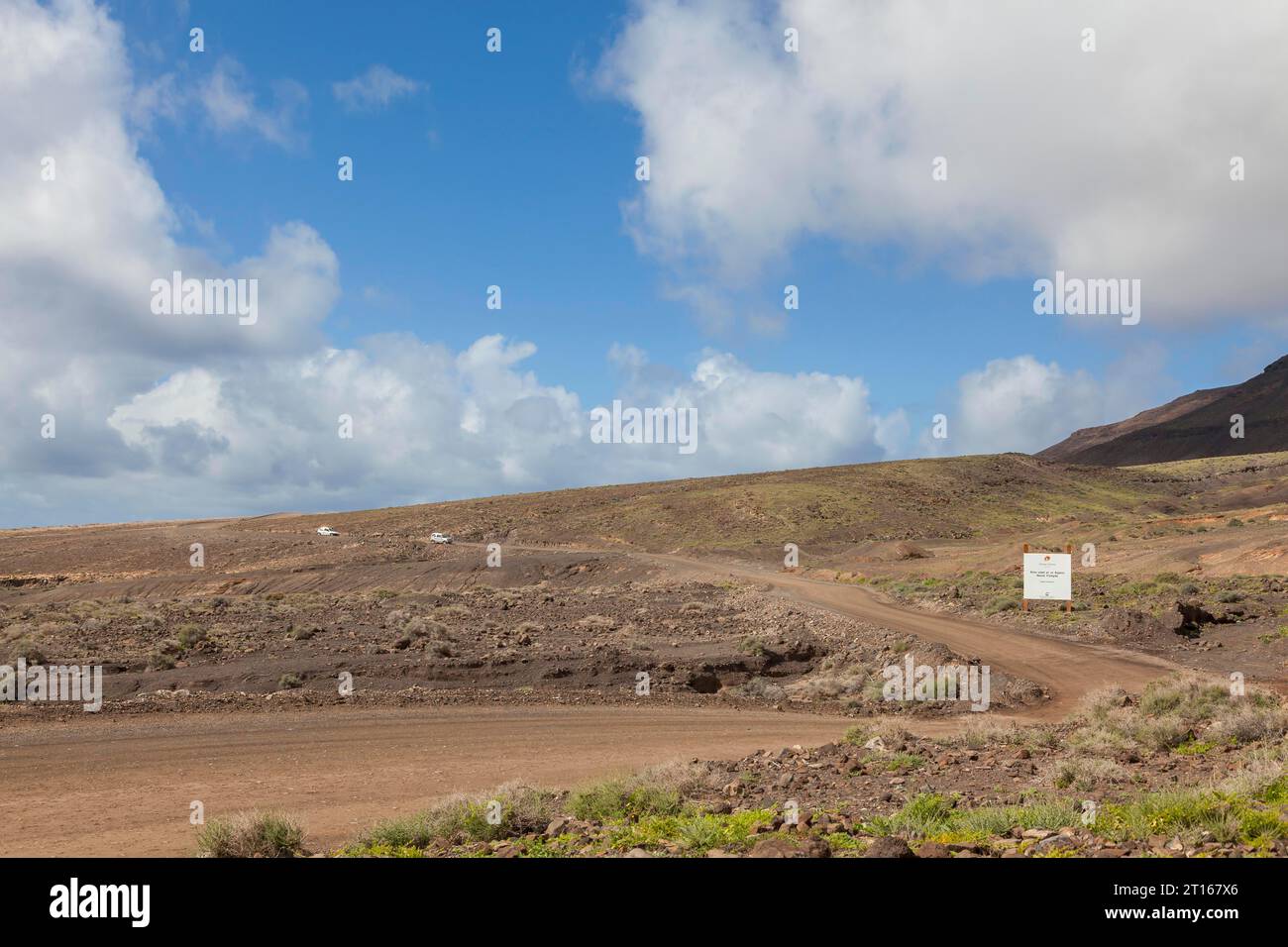 Strada sterrata attraverso il parco naturale di Jandai, Parque Natural de Jandia, Fuerteventura, Isole Canarie, Spagna Foto Stock