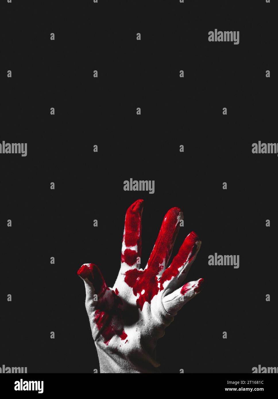 Alzarsi la mano con un guanto bianco con macchie di sangue, sfondo scuro, Halloween, stanza delle copie Foto Stock