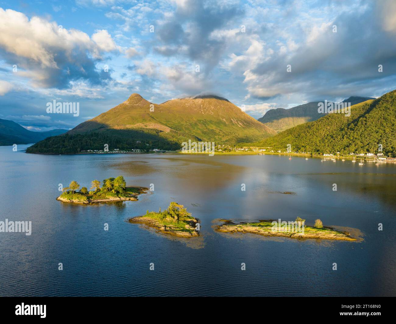 Vista aerea di un gruppo di isole nella parte occidentale del Loch Leven, ha lasciato l'isola di discussione ricca di storia, sopra di essa il Pap of, alto 742 metri Foto Stock