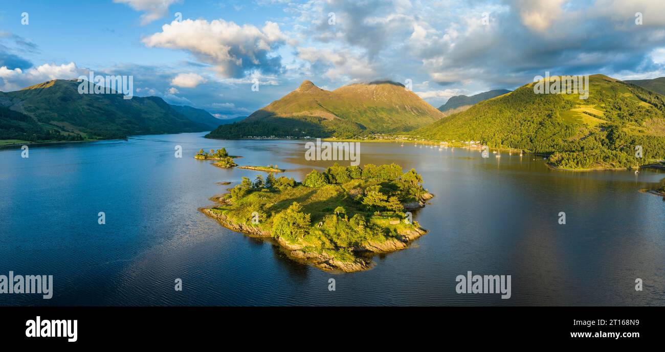 Panorama aereo della parte occidentale di Loch Leven con la storica isola di Eilean Munde, sopra di essa il Pap of Glencoe, Highlands, alto 742 metri Foto Stock