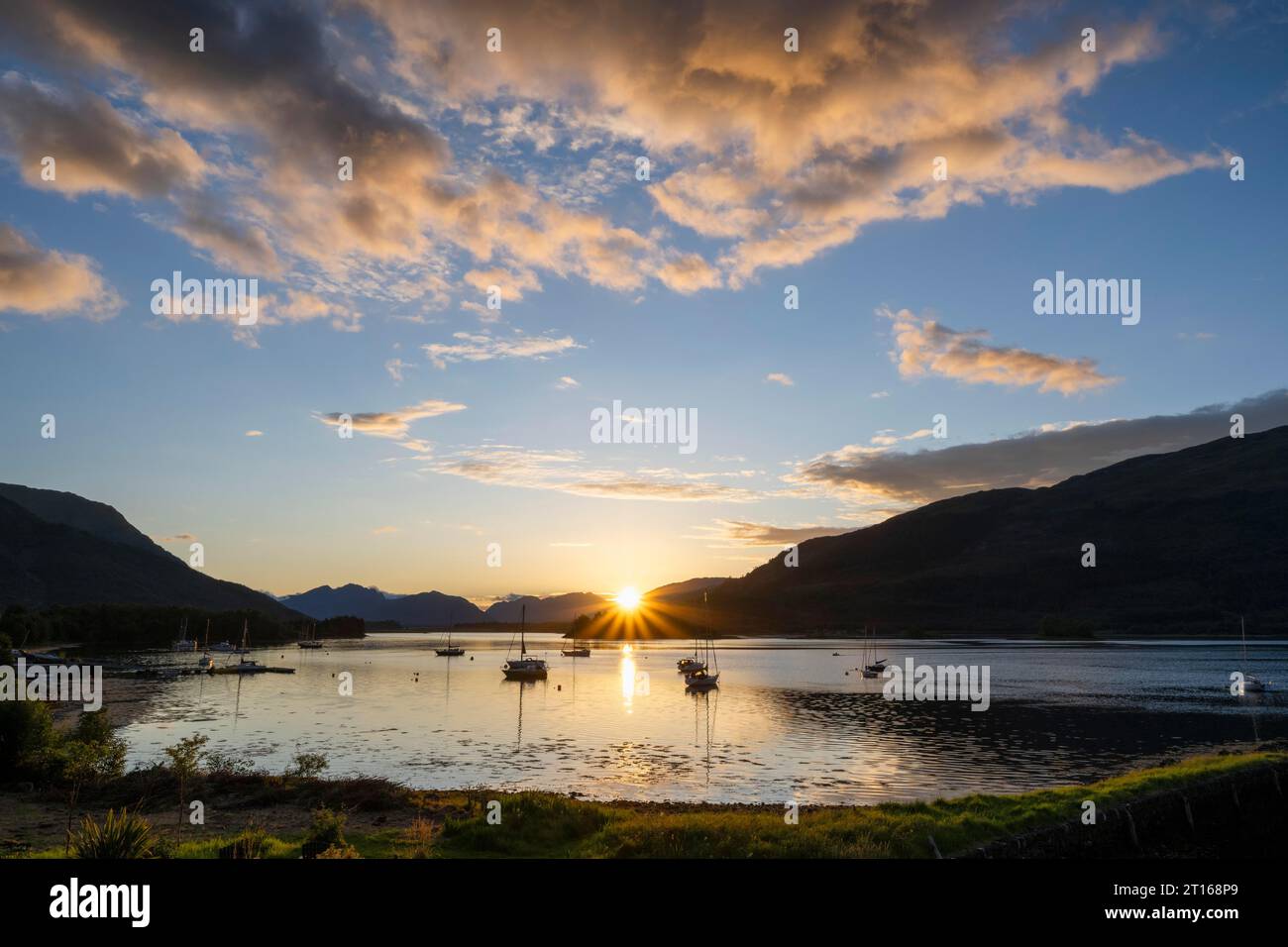 Tramonto sulle acque dolci di loch Loch Leven, Ballachulish, Highlands, Scozia, Regno Unito Foto Stock