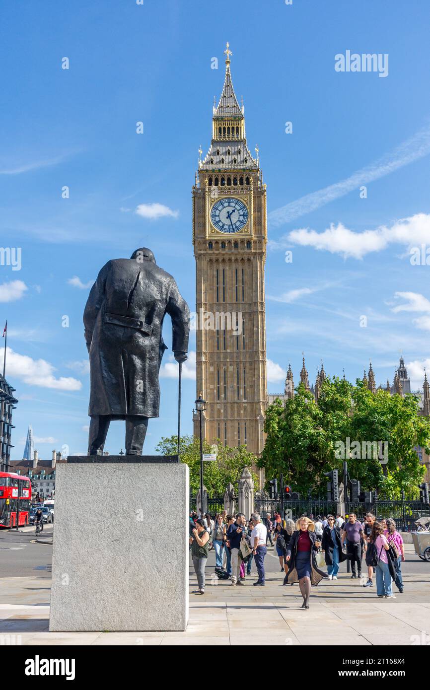 Statua di Winston Churchill e Big Ben in Parliament Square, City of Westminster, Greater London, Inghilterra, Regno Unito Foto Stock