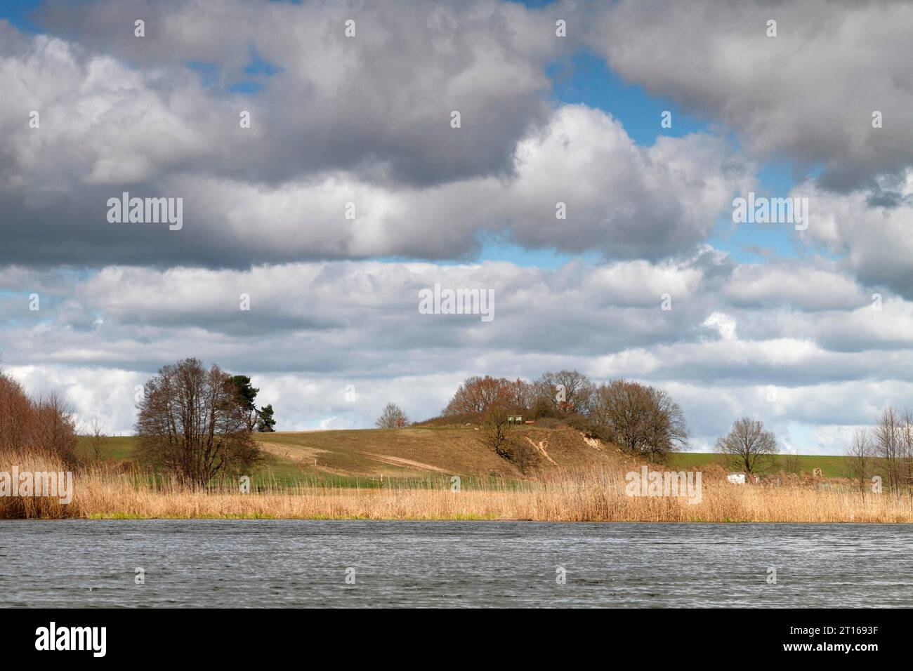 Ascension Hill vicino al villaggio di Upost sul Peene, crinale glaciale, Oser, parco naturale Peene Valley River Landscape, Meclemburgo-Western Foto Stock