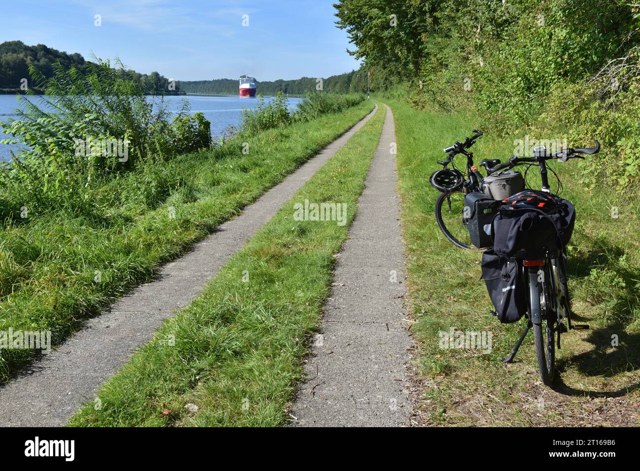 Pedalando sul canale Kiel, sul canale Kiel, Schleswig-Holstein, Germania Foto Stock