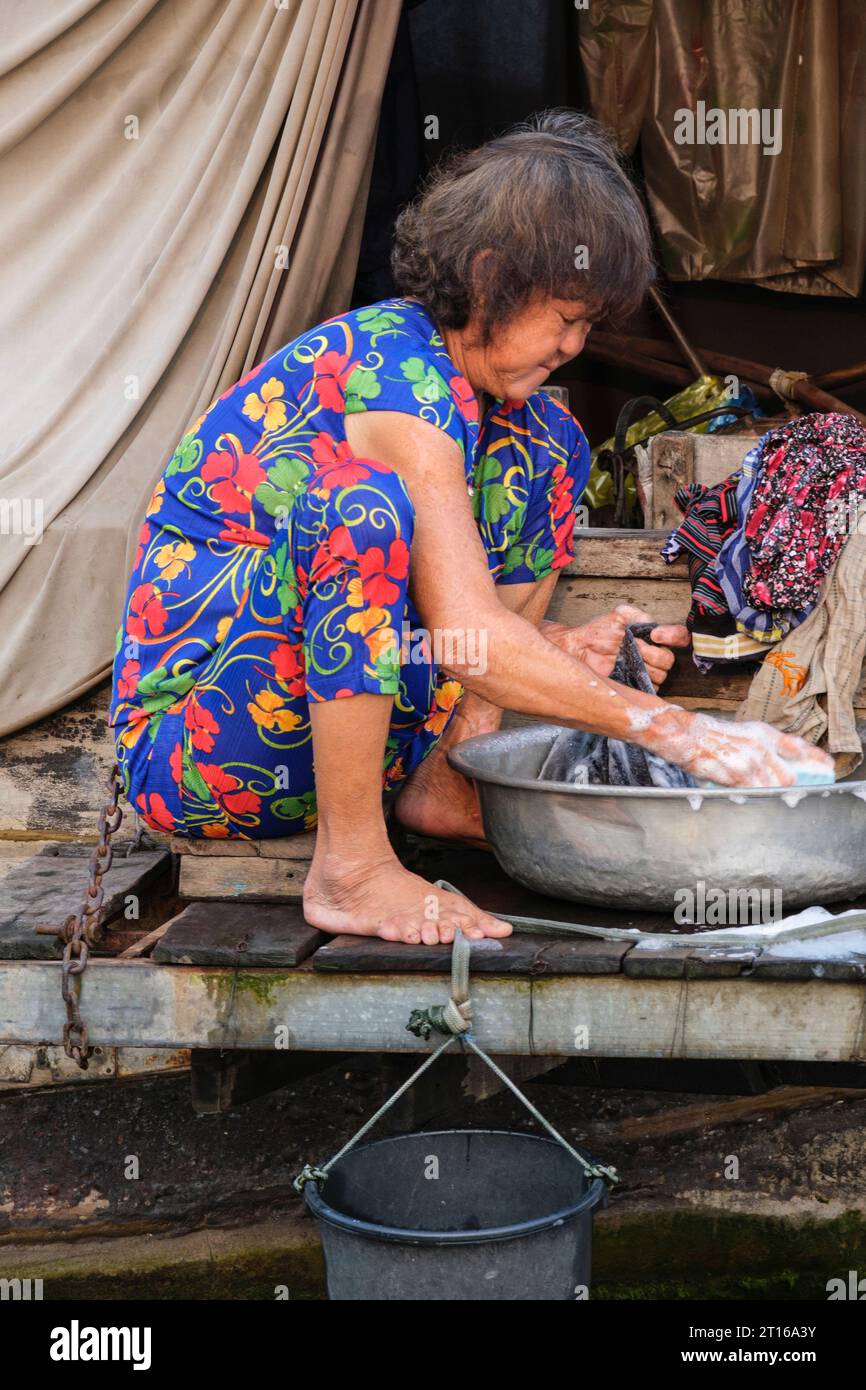 Scena del mercato galleggiante di Phong Dien, vicino a CAN Tho, Vietnam. Donna che fa il bucato. Foto Stock