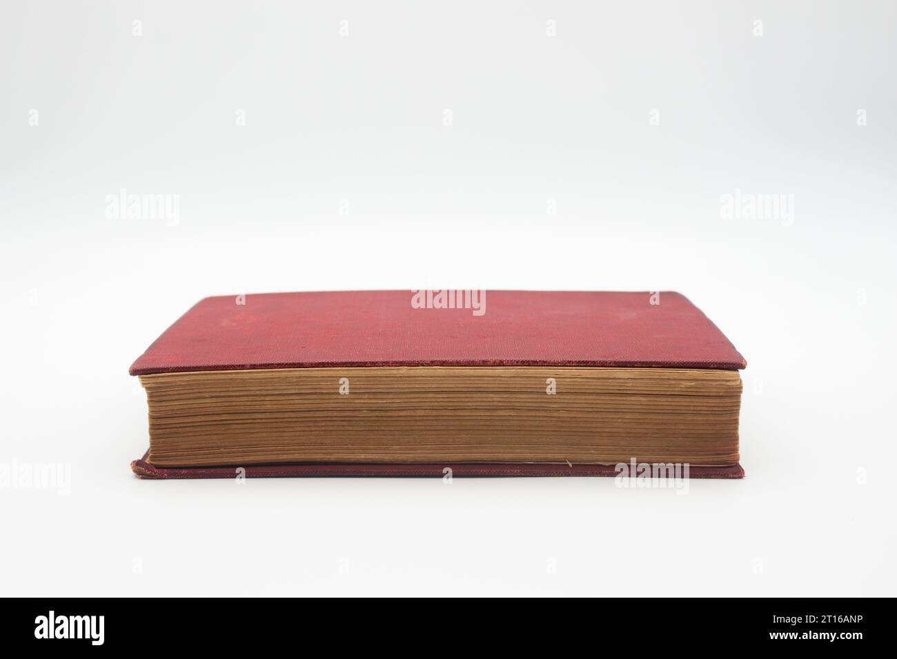 Vecchio libro isolato su sfondo bianco con percorso di ritaglio, concetto educativo. Foto Stock