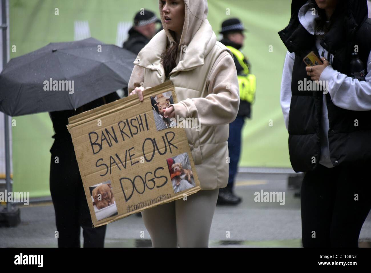 Ban rishi salva la demo di protesta dei nostri cani fuori dalla tory Party Conference manchester UK 2023 persone tiene un cartello Foto Stock