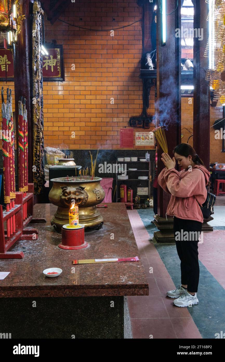 CAN Tho, Vietnam. Adoratore nel Tempio ONG (Chua ONG). Foto Stock