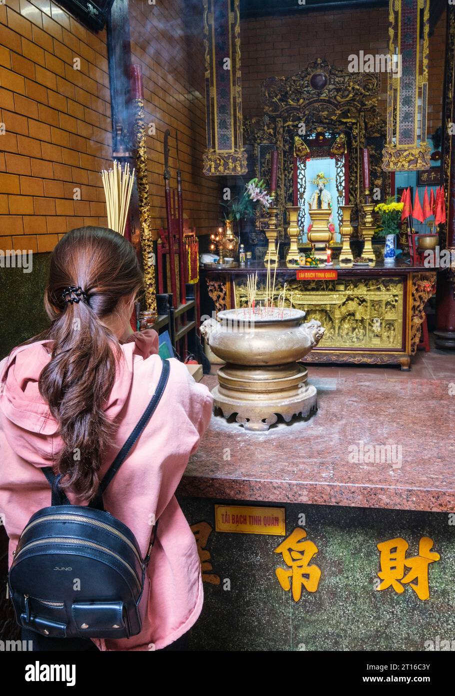 CAN Tho, Vietnam. Giovane donna che prega al Tempio ONG (Chua ONG). Foto Stock