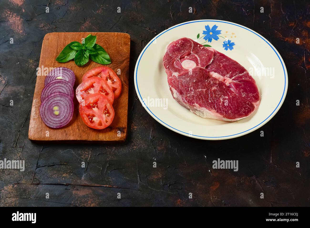 Deliziosi costolette di agnello della Patagonia presentate su un tavolo rustico con ingredienti freschi che mostrano la gastronomia argentina e l'eccellenza culinaria Foto Stock
