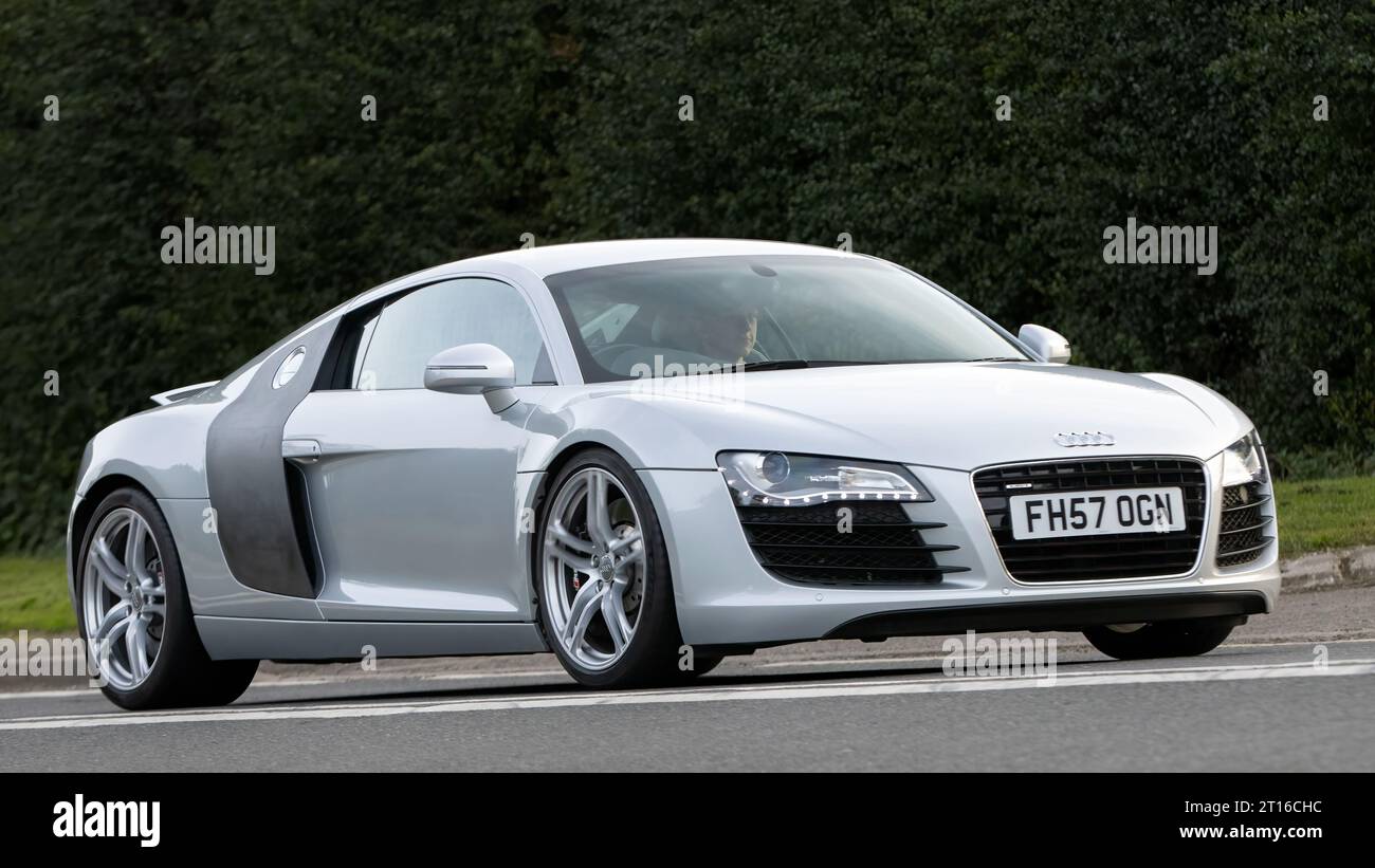 Bicester, Oxon., UK - 8 ottobre 2023: 2008 auto d'epoca Audi R8 argento che guida su una strada di campagna inglese. Foto Stock