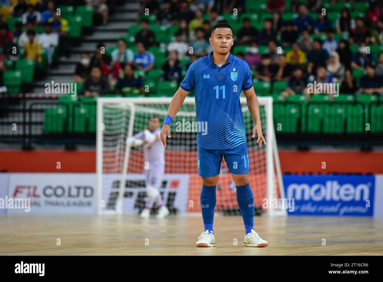 Bangkok, Thailandia. 11 ottobre 2023. Muhammad Osamanmusa, tailandese, visto in azione durante l'AFC Futsal Asian Cup Thailand 2024 Qualifiers match tra Thailandia e Hong Kong alla Bangkok Arena. Punteggio finale; Thailandia 6:0 Hong kong. Credito: SOPA Images Limited/Alamy Live News Foto Stock