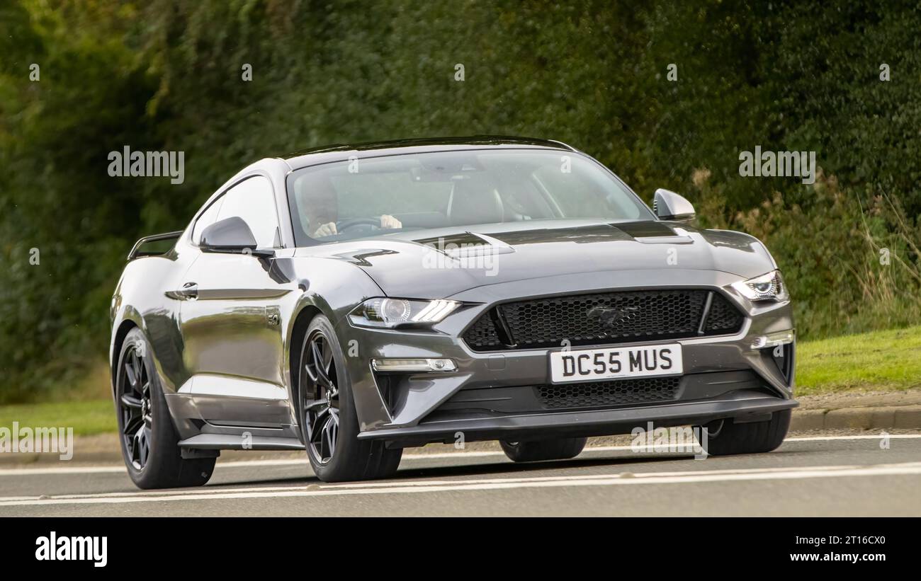 Bicester,Oxon.,UK - 8 ottobre 2023: 2020 Ford Mustang edizione 55 auto d'epoca che guida su una strada di campagna inglese. Foto Stock