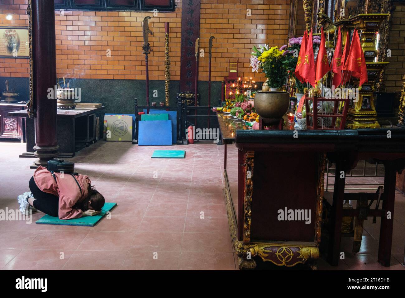 CAN Tho, Vietnam. Adoratore che prega nel Tempio ONG (Chua ONG). Foto Stock