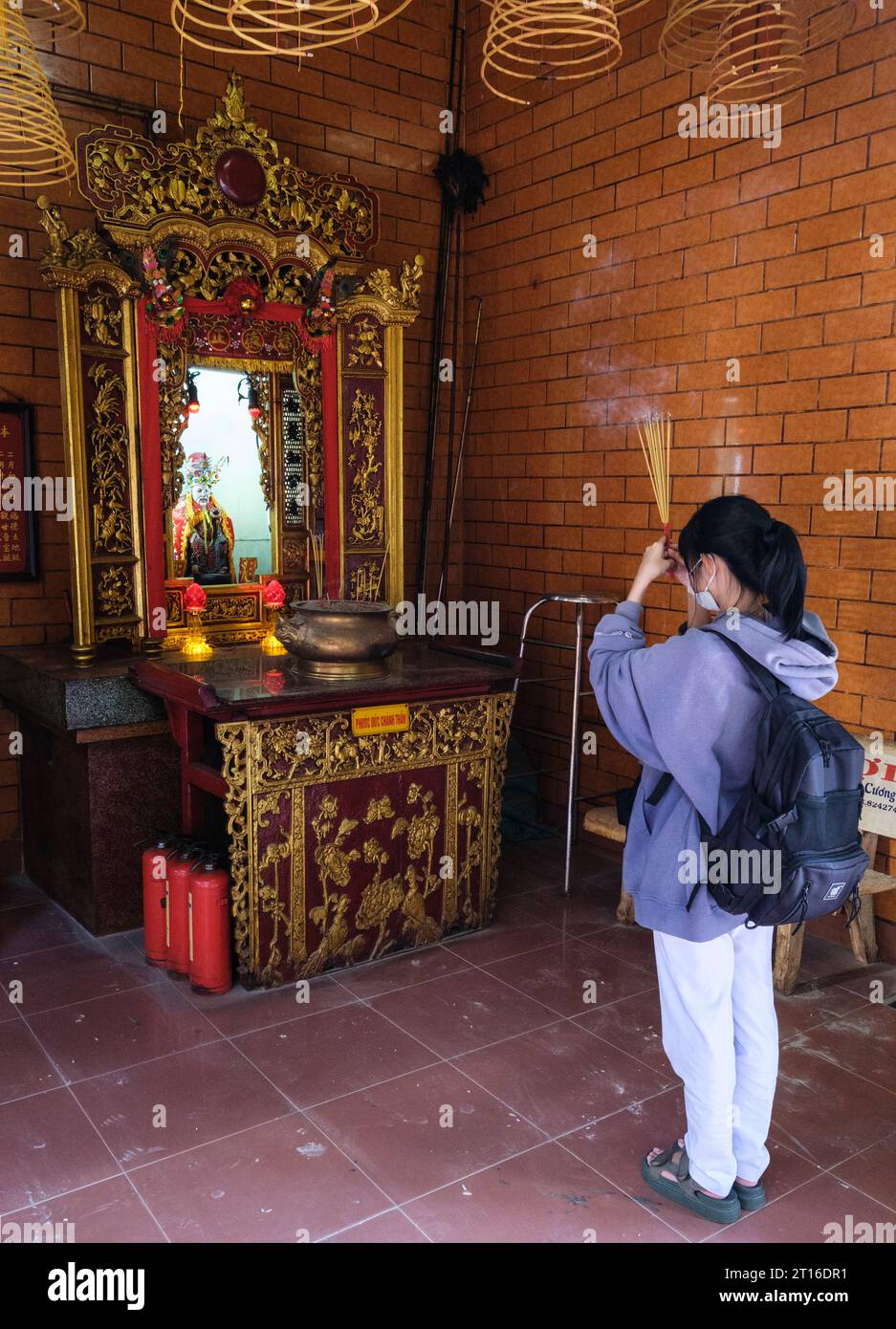 CAN Tho, Vietnam. Donna che prega nel Tempio ONG (Chua ONG). Foto Stock