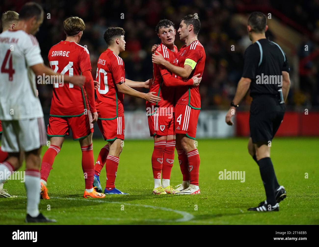 Il gallese Nathan Broadhead (centro) festeggia il gol con Ben Davies (destra) durante l'amichevole internazionale all'Ippodromo di Stok, Wrexham. Data foto: Mercoledì 11 ottobre 2023. Foto Stock